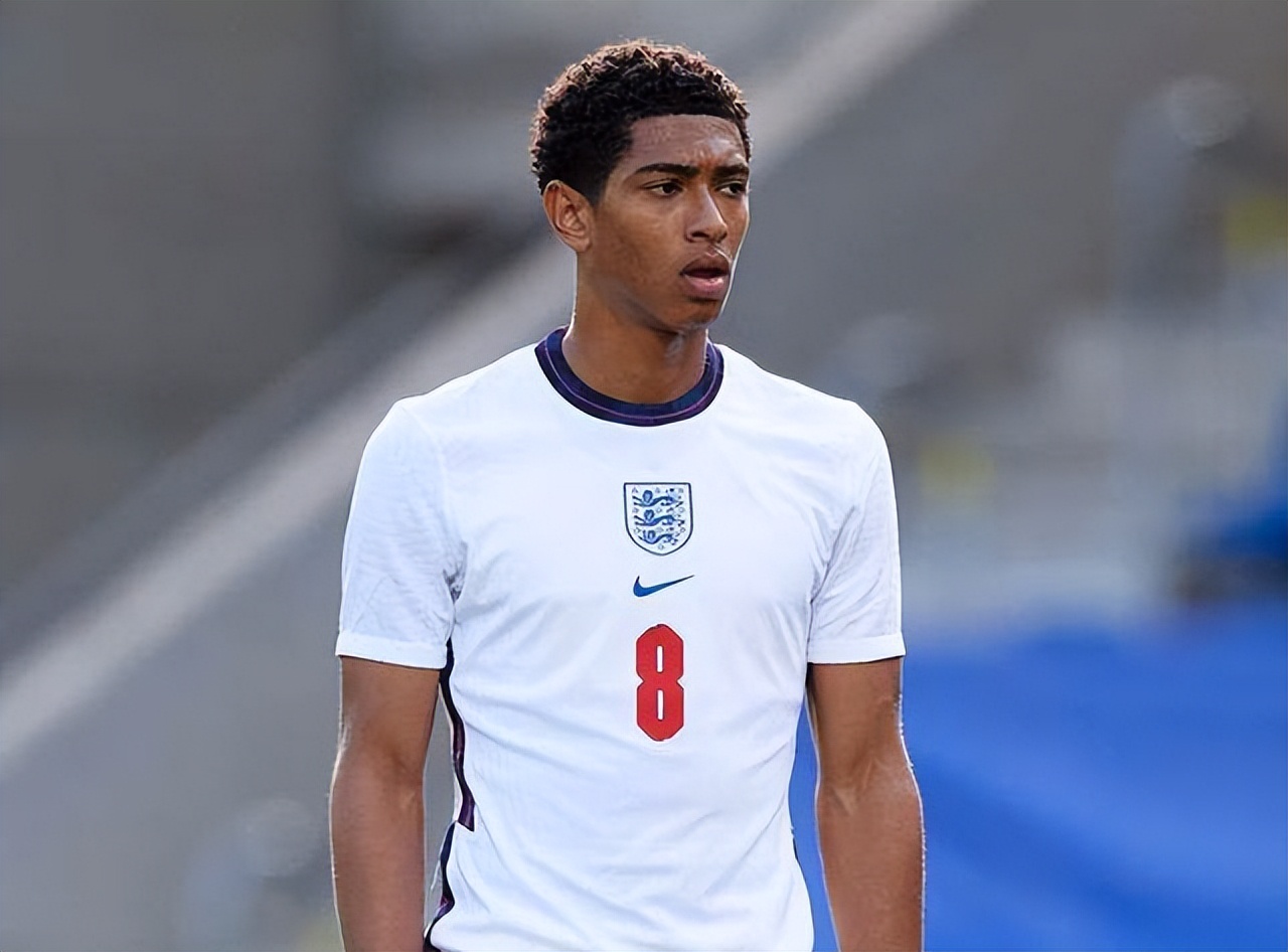 前锋远射破门，比分被重新点燃