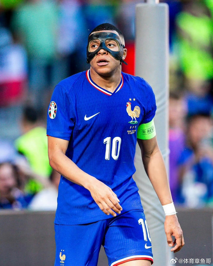 蒂花之秀！小海梅鞋没穿好照样能进三分 命中后自己娇羞一笑（这也能进！小海梅鞋没穿好仍投中三分，命中后害羞一笑）