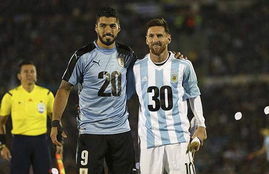 骑士新赛季表现下滑，爆冷输给马刺，主场优势助力取胜，马刺虽缺主力仍保持竞争力。