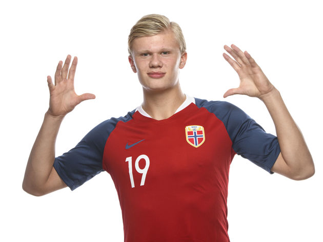 里程碑！库里生涯总得分突破26000分大关（库里达成里程碑：职业生涯总得分突破26000分）