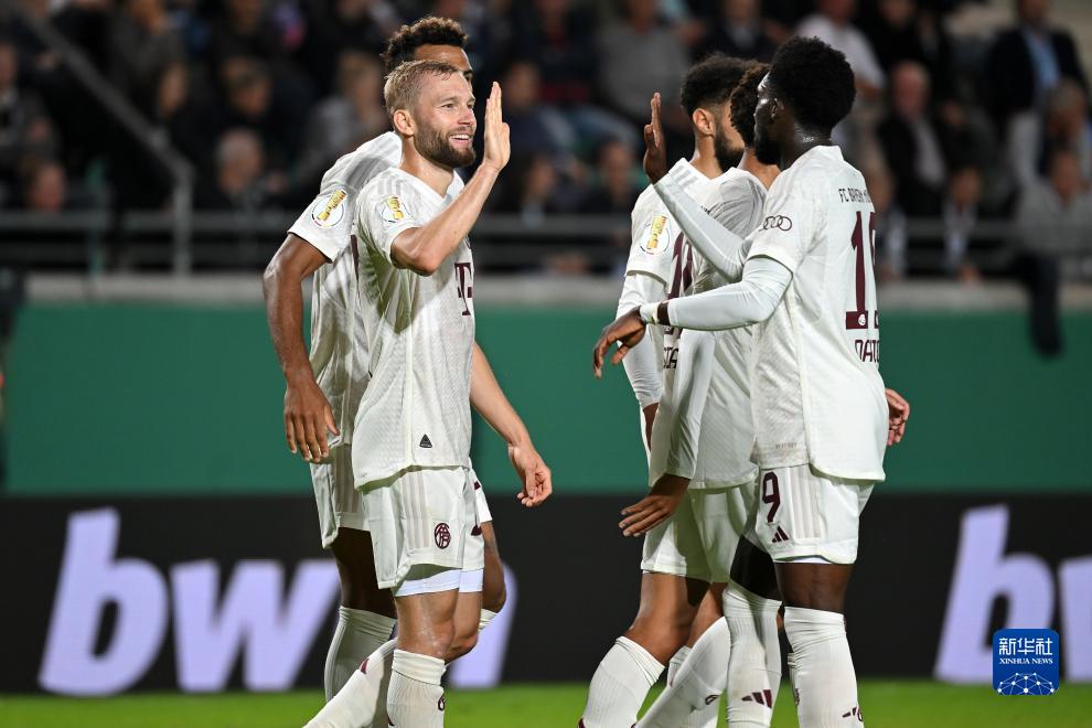 格拉斯纳：拉克鲁瓦会没事的，在六万人面前罚点球并不轻松（格拉斯纳称拉克鲁瓦无碍：六万观众面前主罚点球并不容易）