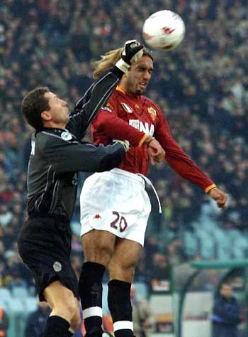 英超：曼联客场2-1击败莱斯特城（英超客场告捷：曼联2-1力克莱斯特城）