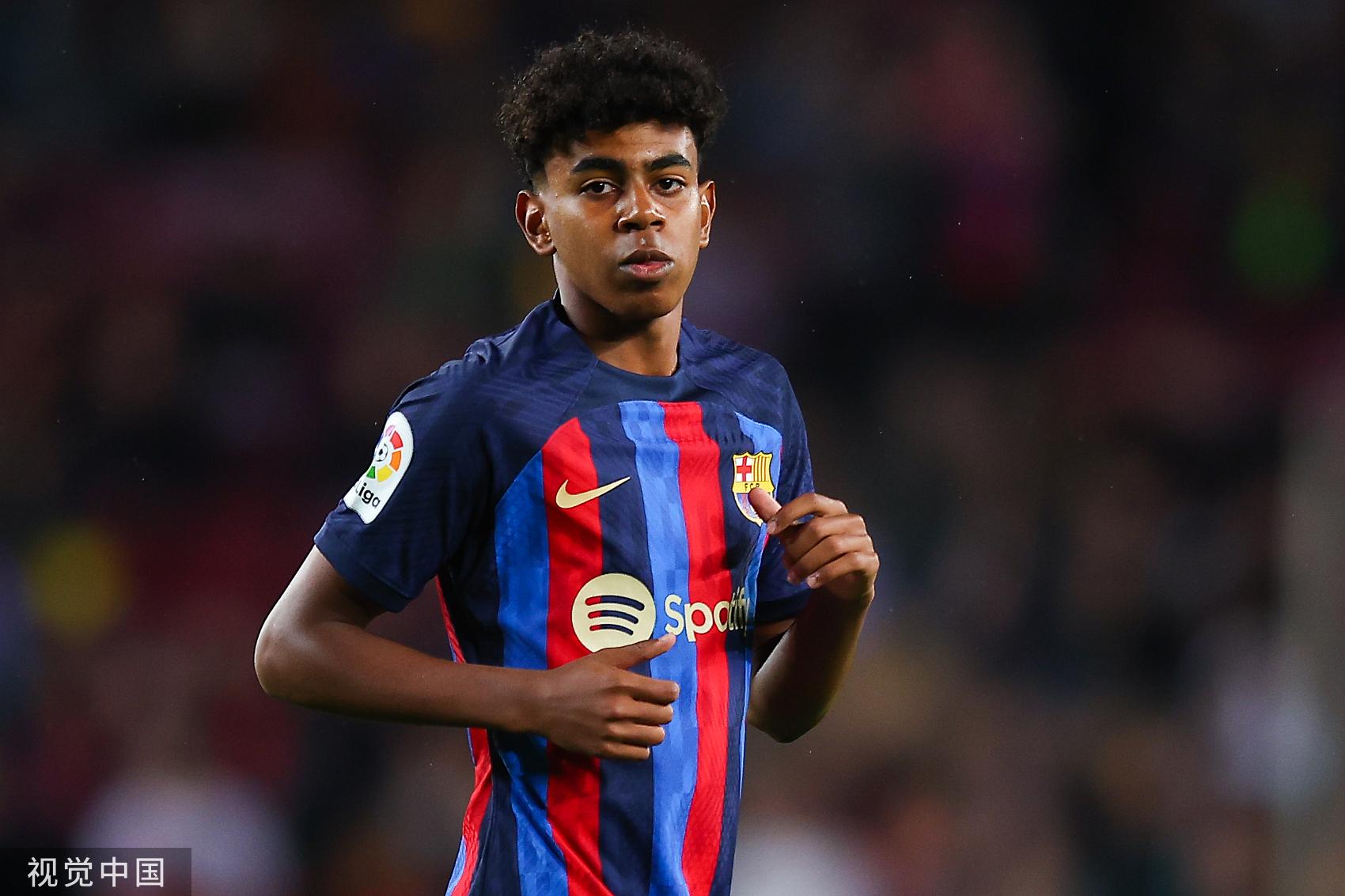 足球断球的最佳时机是什么？（足球比赛中，何时出脚抢断最恰当？）